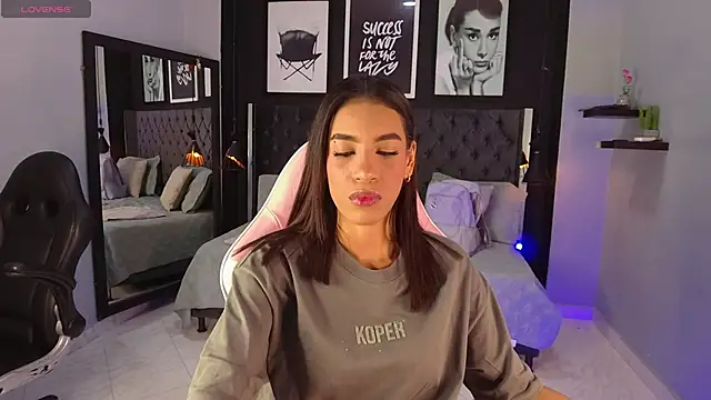 kitty collins  online show from December 2025 11:37:01 AM