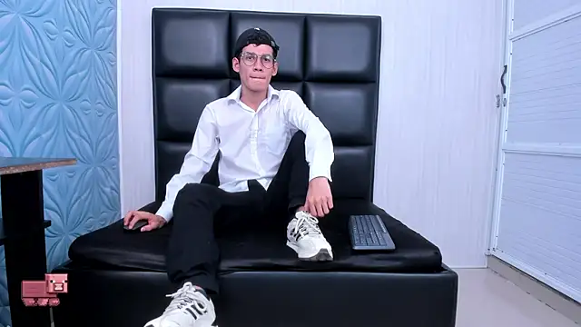 LittleMax23 online show from September 2025 12:52:02 PM