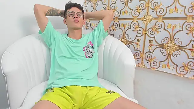 LittleMax23 online show from October 2025 08:47:01 PM