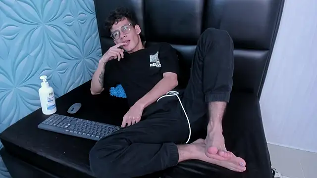 LittleMax23 online show from November 2025 04:33:02 AM