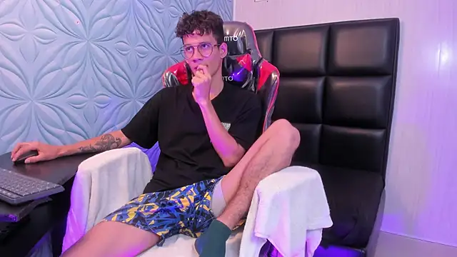 LittleMax23 online show from November 2025 12:49:01 PM