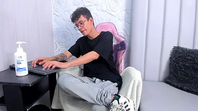 LittleMax23 online show from November 2025 01:23:01 PM