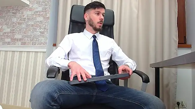 JonahShaw online show from November 2025 05:18:01 AM