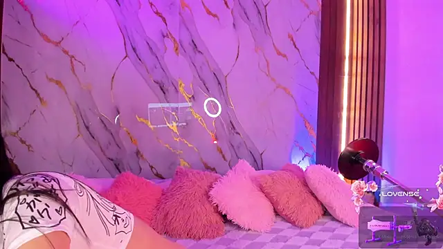 Emmiicute online show from November 2025 08:21:02 PM