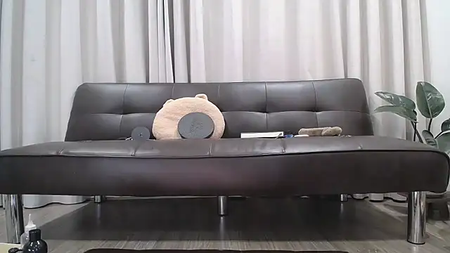 Liz Hu online show from December 2025 09:51:02 AM