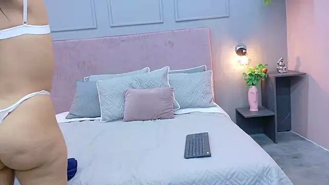 Camila Hill  online show from October 2025 01:09:01 PM