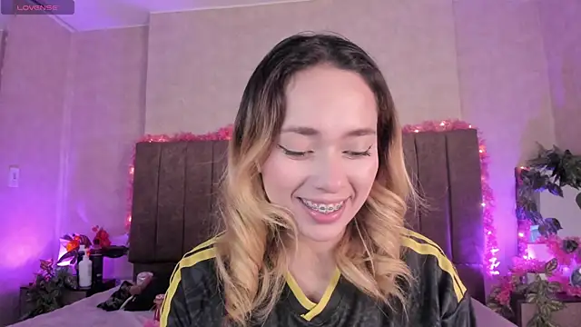 Snapshot of LanaMills_ chatting on July 2026 06:30:01 AM LanaMills online show from July 2026 06:30:01 AM