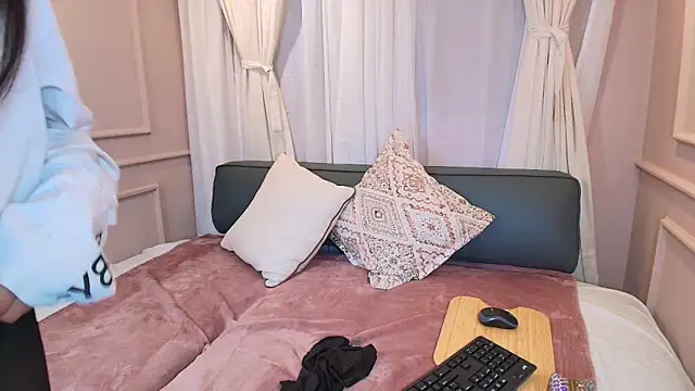 Nahomi key  online show from October 2025 07:45:02 PM