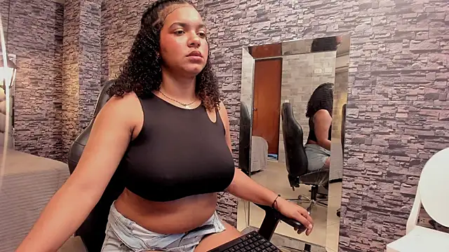 Snapshot of BellyBigBoobs chatting on September 2025 02:20:01 PM BellyBigBoobs online show from September 2025 02:20:01 PM