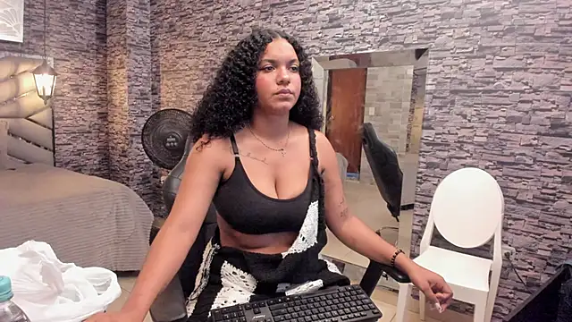 Snapshot of BellyBigBoobs chatting on October 2025 02:46:02 PM BellyBigBoobs online show from October 2025 02:46:02 PM