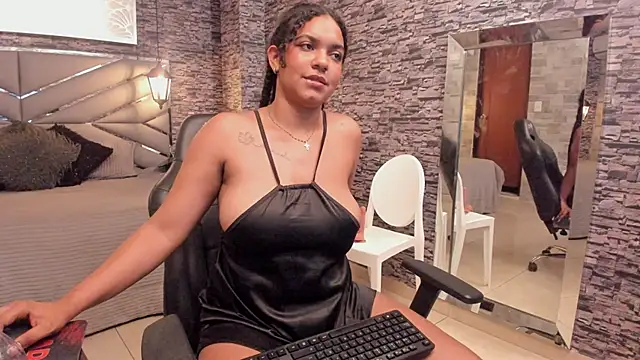 Snapshot of BellyBigBoobs chatting on October 2025 01:58:02 AM BellyBigBoobs online show from October 2025 01:58:02 AM