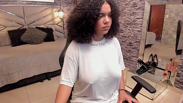 Snapshot of BellyBigBoobs chatting on November 2025 03:23:02 PM BellyBigBoobs online show from November 2025 03:23:02 PM