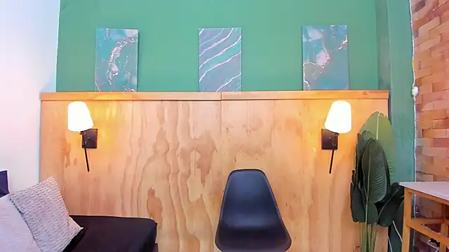 halleylorens online show from April 2026 07:44:01 PM