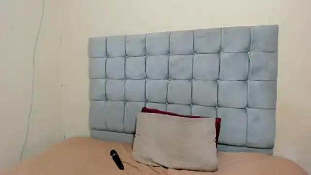 curveAss222 online show from October 2025 05:35:02 PM