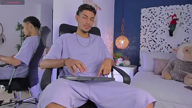 Adonis WB online show from November 2025 10:09:01 PM