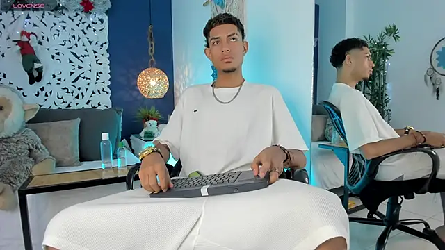 Adonis WB online show from December 2025 08:15:02 PM