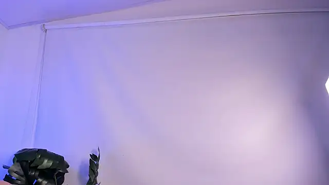 Nicolle Evanss  online show from September 2025 04:23:01 AM