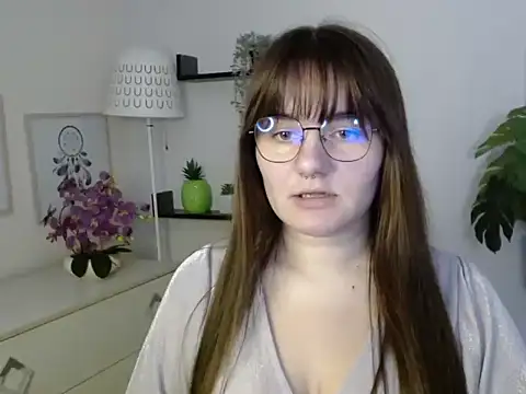 Julie Diamond online show from November 2025 02:43:02 PM