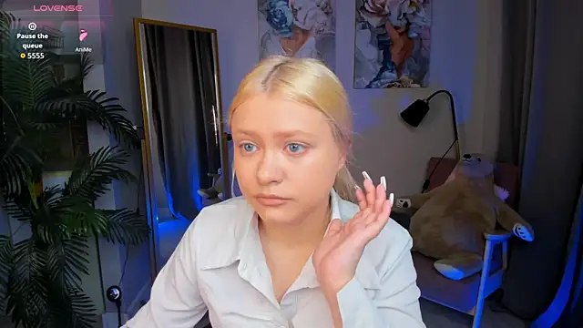 Millie Vanillies online show from September 2025 03:01:01 PM