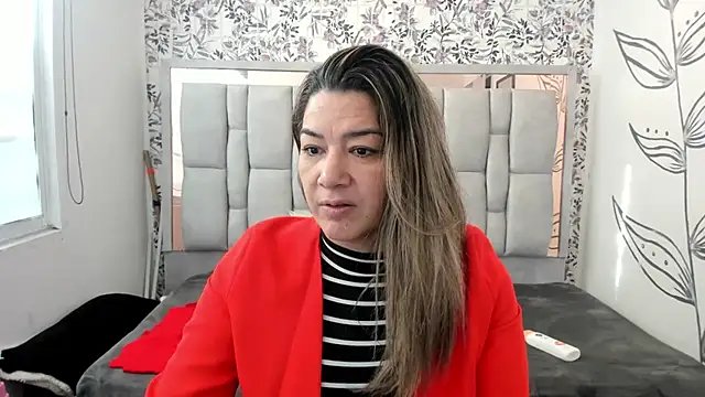 Chanel  Rose   online show from September 2025 12:18:02 PM