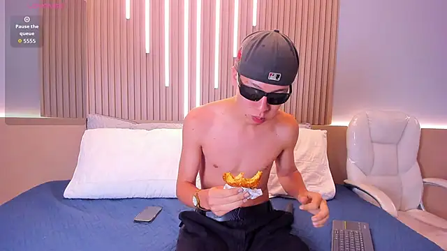 Snapshot of Abraham_horny18 chatting on October 2025 10:30:01 AM Abraham horny18 online show from October 2025 10:30:01 AM