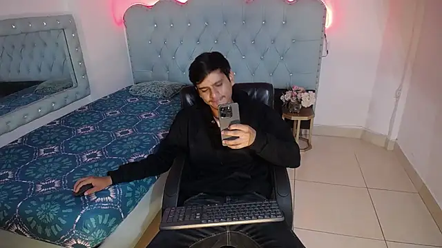 Charlie Cock  online show from September 2025 04:29:01 AM