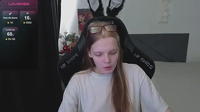 Luna Navy online show from October 2025 06:32:02 AM