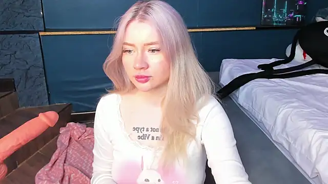 Snapshot of Lillie_Berry chatting on April 2026 04:48:01 AM Lillie Berry online show from April 2026 04:48:01 AM