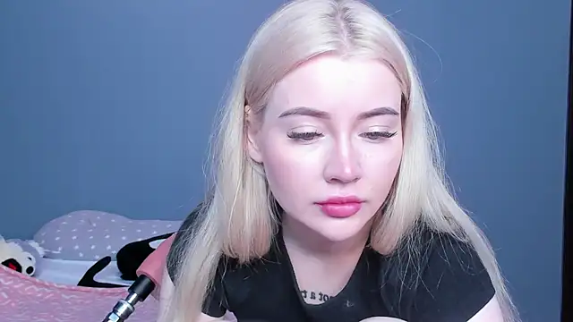 Snapshot of Lillie_Berry chatting on May 2026 05:04:01 AM Lillie Berry online show from May 2026 05:04:01 AM