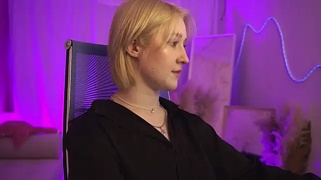 Snapshot of CinBellamy chatting on April 2026 10:46:01 AM CinBellamy online show from April 2026 10:46:01 AM
