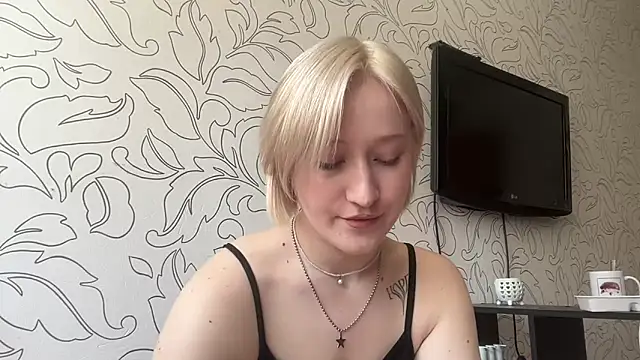 Snapshot of CinBellamy chatting on May 2026 06:42:01 AM CinBellamy online show from May 2026 06:42:01 AM