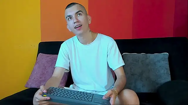 RowanCley online show from September 2025 12:16:02 PM