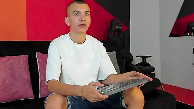 RowanCley online show from September 2025 12:27:01 PM