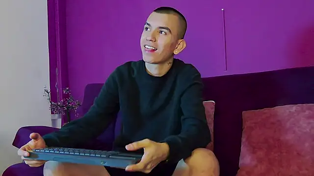 RowanCley online show from September 2025 12:17:02 PM