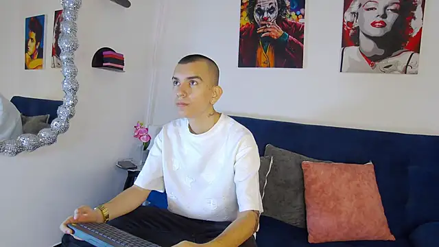 RowanCley online show from October 2025 01:11:01 PM