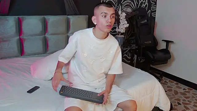 RowanCley online show from November 2025 12:49:02 PM