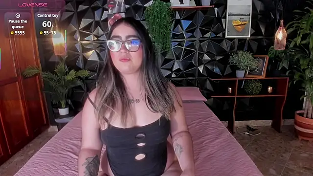 April  foxx online show from October 2025 04:15:02 PM