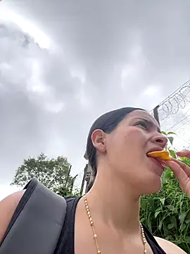 Mia jhoonson online show from November 2025 02:17:01 PM