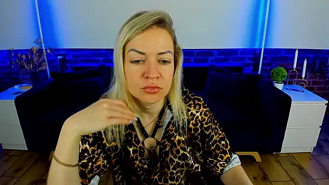 Anna Snows online show from October 2025 06:02:01 PM