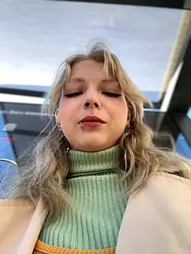 EveLittleSinner online show from October 2025 09:18:02 AM