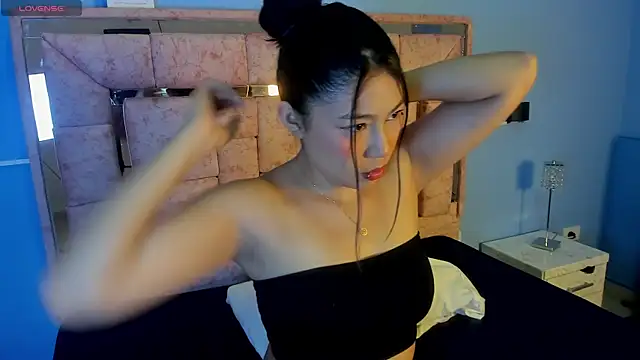 Snapshot of LICKY_LOV chatting on November 2025 03:17:01 AM LICKY LOV online show from November 2025 03:17:01 AM