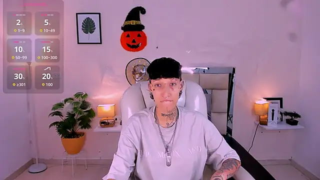 Snapshot of Luci_Rose chatting on October 2025 02:04:02 AM Luci Rose online show from October 2025 02:04:02 AM