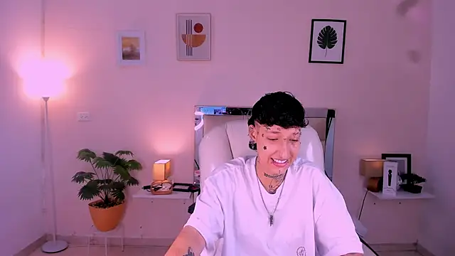 Snapshot of Luci_Rose chatting on November 2025 02:23:02 AM Luci Rose online show from November 2025 02:23:02 AM