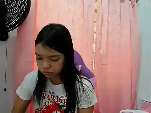 Snapshot of shy_luna18 chatting on September 2025 05:12:02 PM shy luna18 online show from September 2025 05:12:02 PM