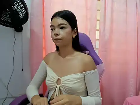 Snapshot of shy_luna18 chatting on September 2025 01:13:02 PM shy luna18 online show from September 2025 01:13:02 PM