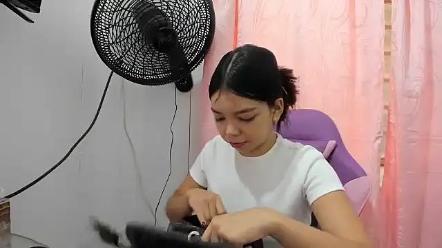 Snapshot of shy_luna18 chatting on September 2025 12:31:02 PM shy luna18 online show from September 2025 12:31:02 PM