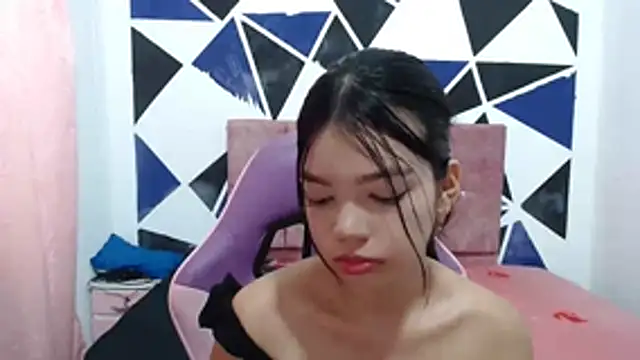 Snapshot of shy_luna18 chatting on November 2025 01:43:03 PM shy luna18 online show from November 2025 01:43:03 PM