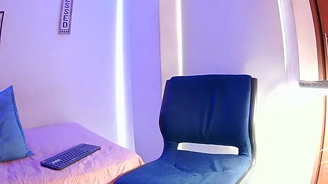   abrill   online show from September 2025 10:09:01 PM