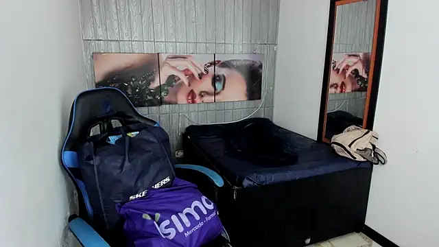 Snapshot of alison_moon7 chatting on October 2025 12:01:02 PM alison moon7 online show from October 2025 12:01:02 PM