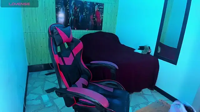 Snapshot of alison_moon7 chatting on October 2025 12:03:01 PM alison moon7 online show from October 2025 12:03:01 PM